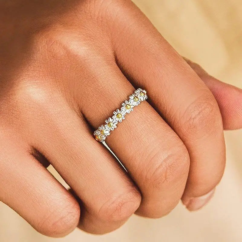 Adjustable silver ring with hand-painted daisies enamel